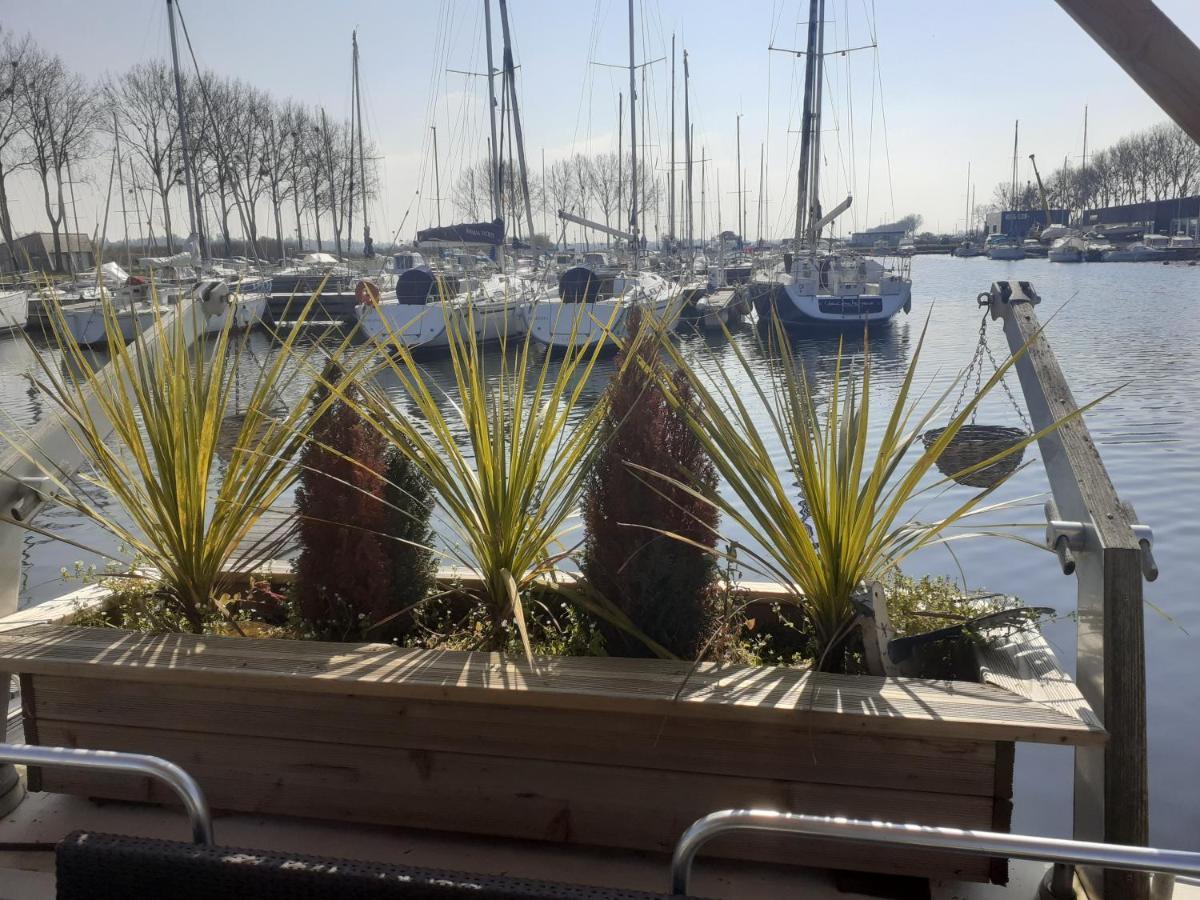 Magnifique Bateau Maison Hotel Ouistreham Buitenkant foto